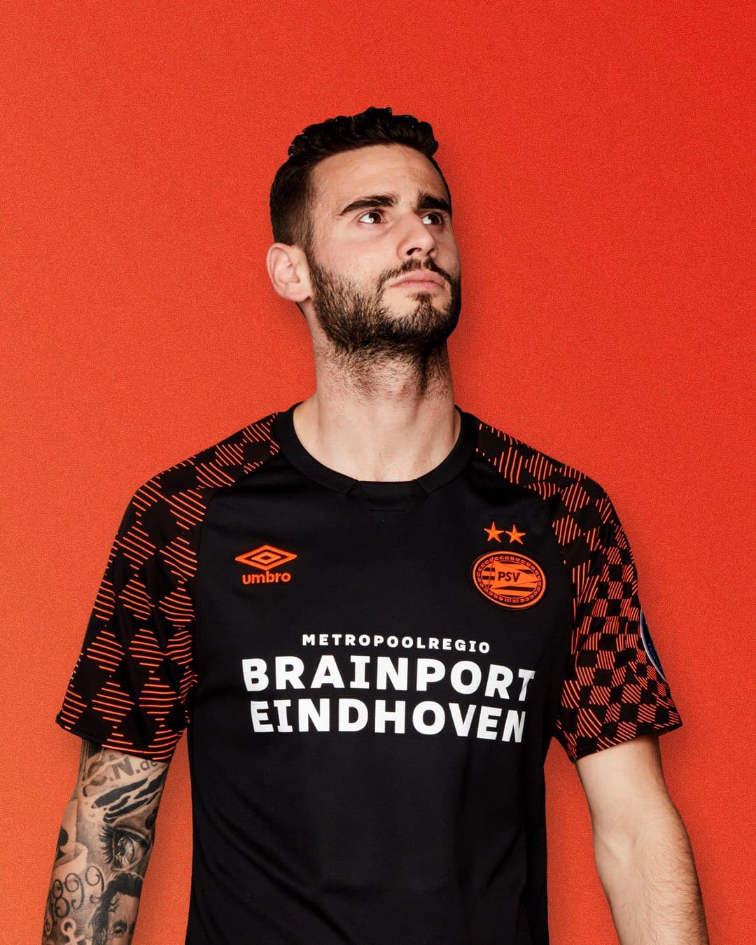 Ganándose elogios de todo el mundo, el PSV Eindhoven ha lanzado su tercer uniforme para la próxima temporada el cual tiene el negro y el naranja como protagonistas. Además, cuenta con un patrón ajedrezado en las mangas. ¿La usarán Erick Gutiérrez e Hirving Lozano?