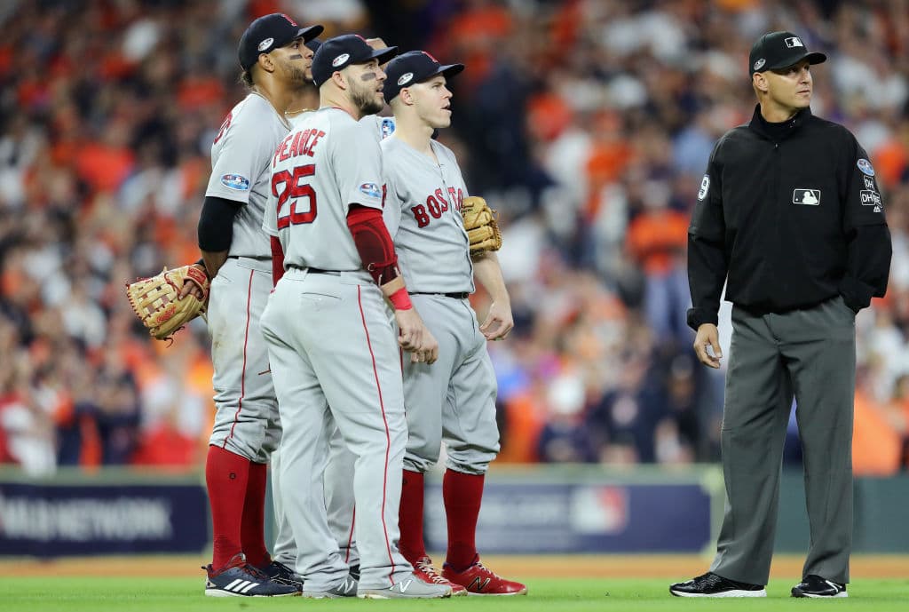 Hubo conferencia de umpires, y luego decidieron revisar la jugada en su central de Nueva York en la repetición instantánea para analizarla y tomar una determinación.