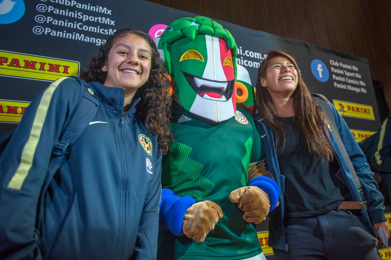 La fiebre del álbum del Mundial Panini tuvo su lanzamiento en México con la presencia de varias figuras históricas del 'Tri' y de personajes como la Parka y la mascota del Panini para darle colorido.