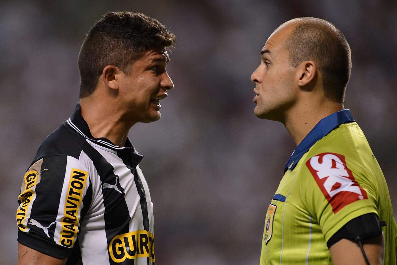 Su buen nivel lo llevó a salir de Brasil en enero de 2013 cuando se aventuró a probar suerte en la Superliga China con el Guangzhou Evergrande.