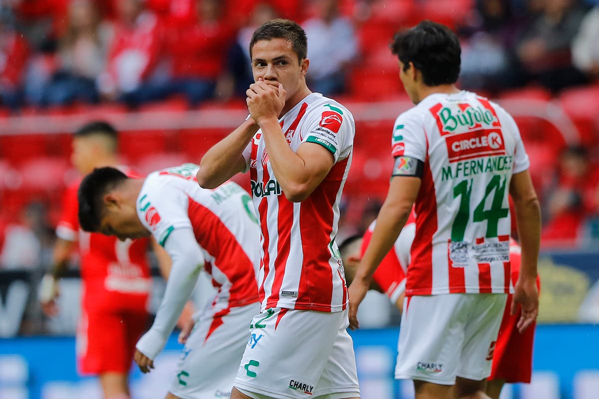 Francisco Sebastián Córdova (centro) le había dado ventaja al Necaxa desde el minuto 41.