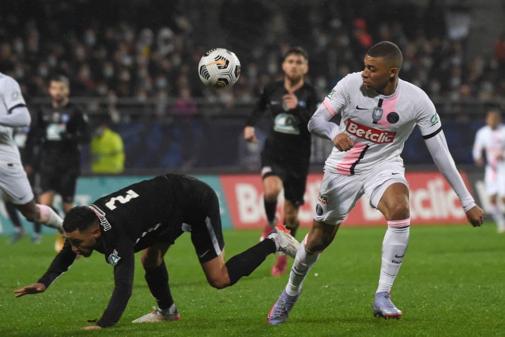 Paris Saint-Germain aplasta al Vannes Olympique Club con marcador de 4-0 durante la eliminatoria en la Copa de Francia. Presnel Kimpembe abrió el marcador al 28', pero fue Kylian Mbappé quien se lució con hat-trick (59', 71' y 76'), durante el partido. Lionel Messi no participó por dar positivo a COVID-19.