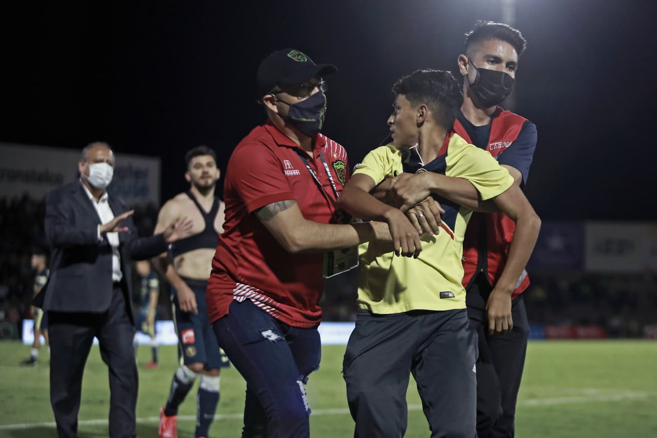 Henry Martín encaró a la autoridad al defender a un aficionado