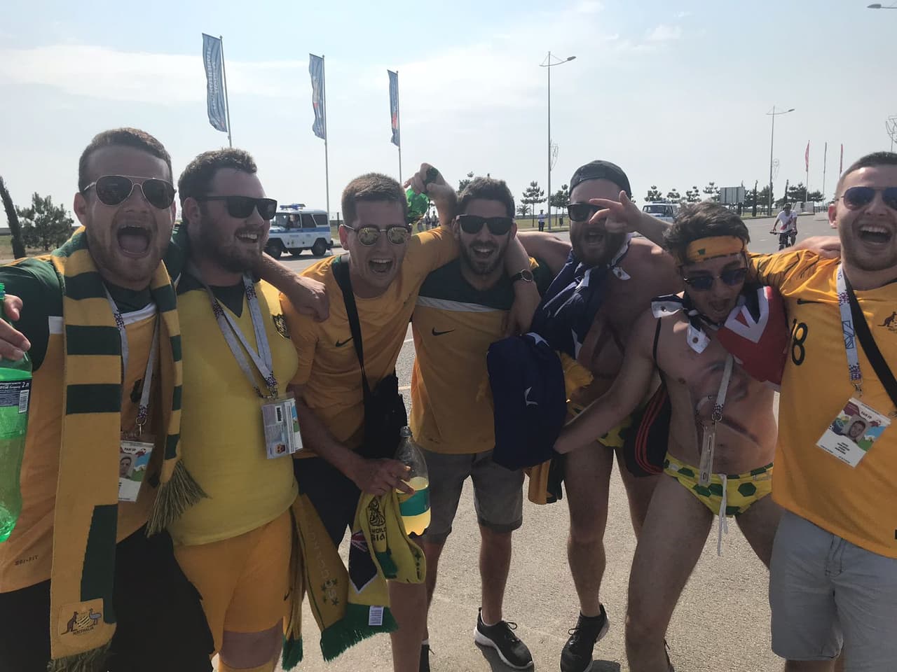 Los hinchas peruanos y australianos viven con emociones distintas su último duelo por el grupo C del Mundial, unos con la nostalgia de la despedida y los otros con la ilusión de aún llegar a octavos.