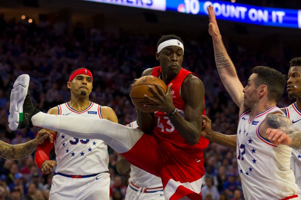 Los Philadelphia 76ers se negaron a ser eliminados en casa al vencer 112-101 a los Toronto Raptors en el Juego 6 de su serie de Playoffs de segunda ronda en la Conferencia del Este en la NBA y con esto forzaron al séptimo y definitivo encuentro, que habrá de jugarse el domingo próximo. Jimmy Butler anotó 25 puntos y Ben Simmons aportó 21 para que los Sixers alarguen la serie en Canadá.