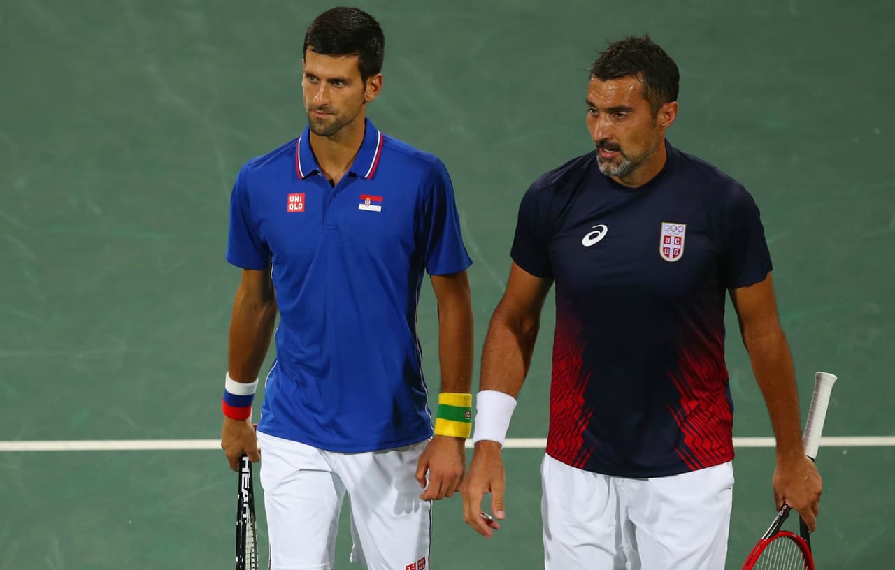 Djokovic también es eliminado en dobles, mientras que Nadal avanza a cuartos de final