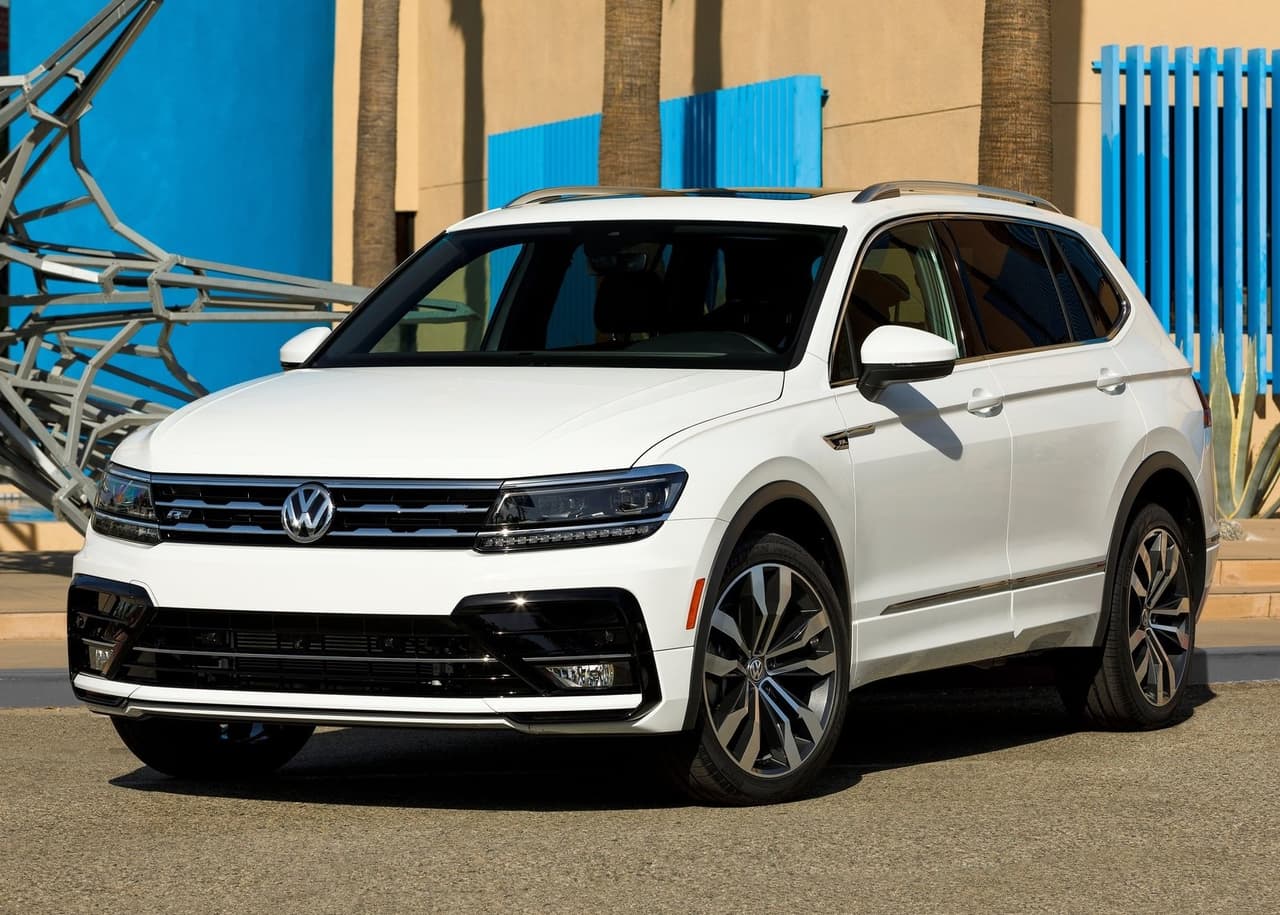 <h3 class="cms-H3-H3"><b>Volkswagen Tiguan</b></h3>
<br>
<br>Por los medios circulan innumerables fotografías de Mbappé saludando a las cámaras mientras sale por la puerta trasera derecha de este vehículo. Casi como si de una rutina se tratase. La firma alemana la describe como una SUV compacta con carácter ‘deportivo’, pero no por su desempeño sobre el asfalto, pues al final se trata de una camioneta familiar, sino por algunos elementos estéticos que le dan una apariencia un poco más robusta que la versión base. Su motor es un cuatro cilindros de 2.0 litros turboalimentado con la capacidad de producir 184 caballos de fuerza y 221 lb-pie de torque.
<br>