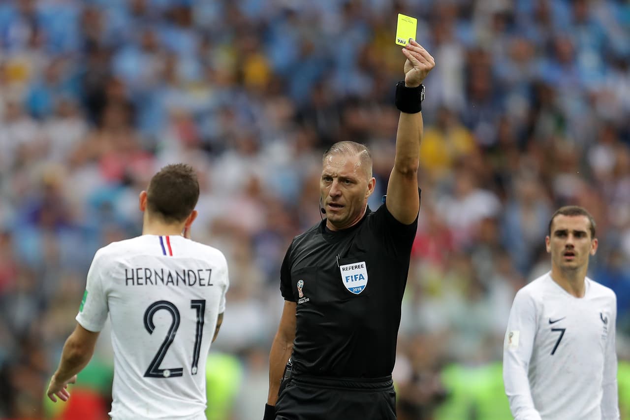 Sacó cuatro tarjetas amarillas, pero el punto bajo fue la de Kylian Mbappé y Cristian Rodríguez.