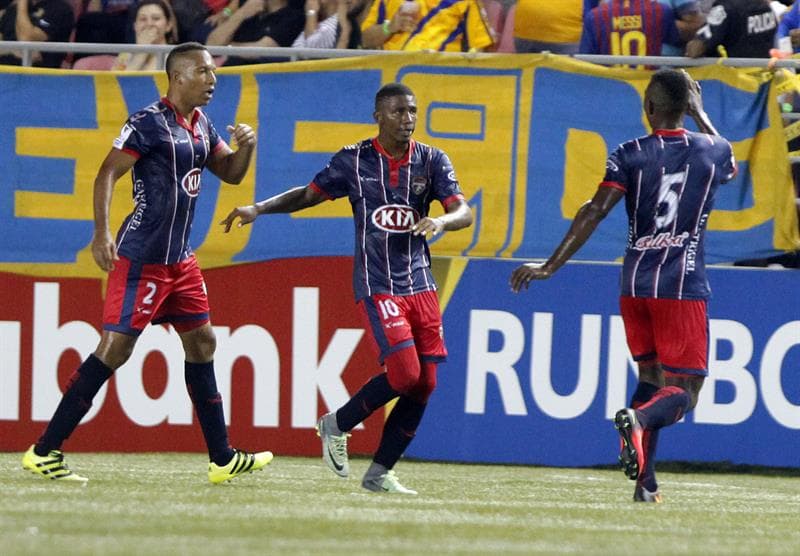 La alegría de Ricaurte Barsallo (c), Luis Mendoza (i) y Humberto Gómez (d) ante la anotación de Plaza Amador no es para menos: a pesar de la eliminación, esta es una muestra de que los panameños pueden luchar codo a codo contra los mexicanos.