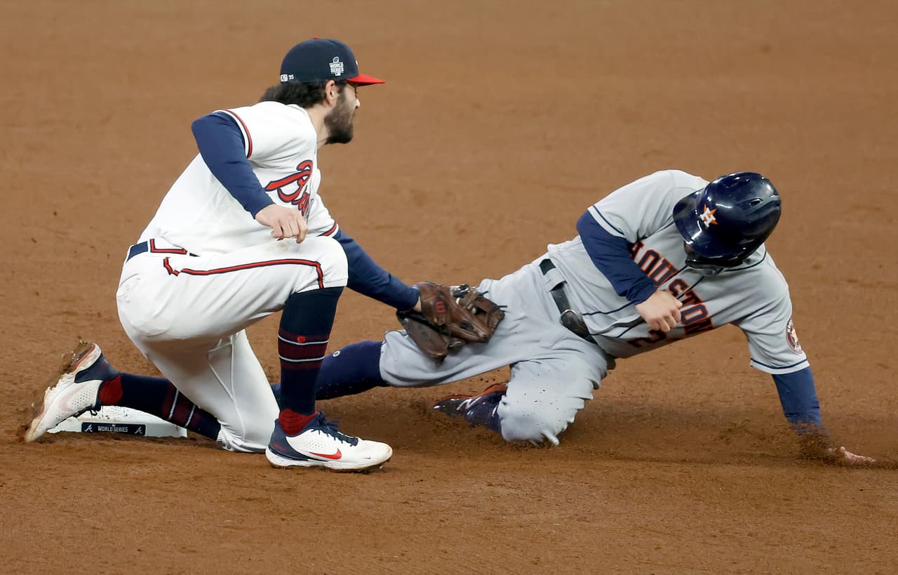 Los Astros lograron una remontada para ganar el quinto juego de la Serie Mundial con lo que evitaron que Atlanta se coronara ante su gente.