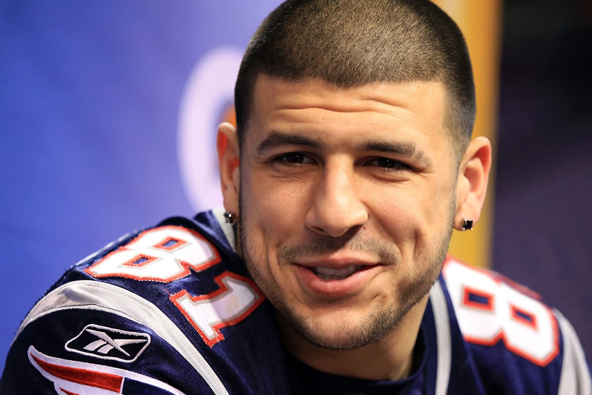 El caso de Aaron Hernández tuvo un final aún más trágico. Luego de ser hallado culpable y condenado a cadena perpetua por el asesinato de Odin Lloyd en 2013, en el 2017 decidió quitarse la vida en su celda.