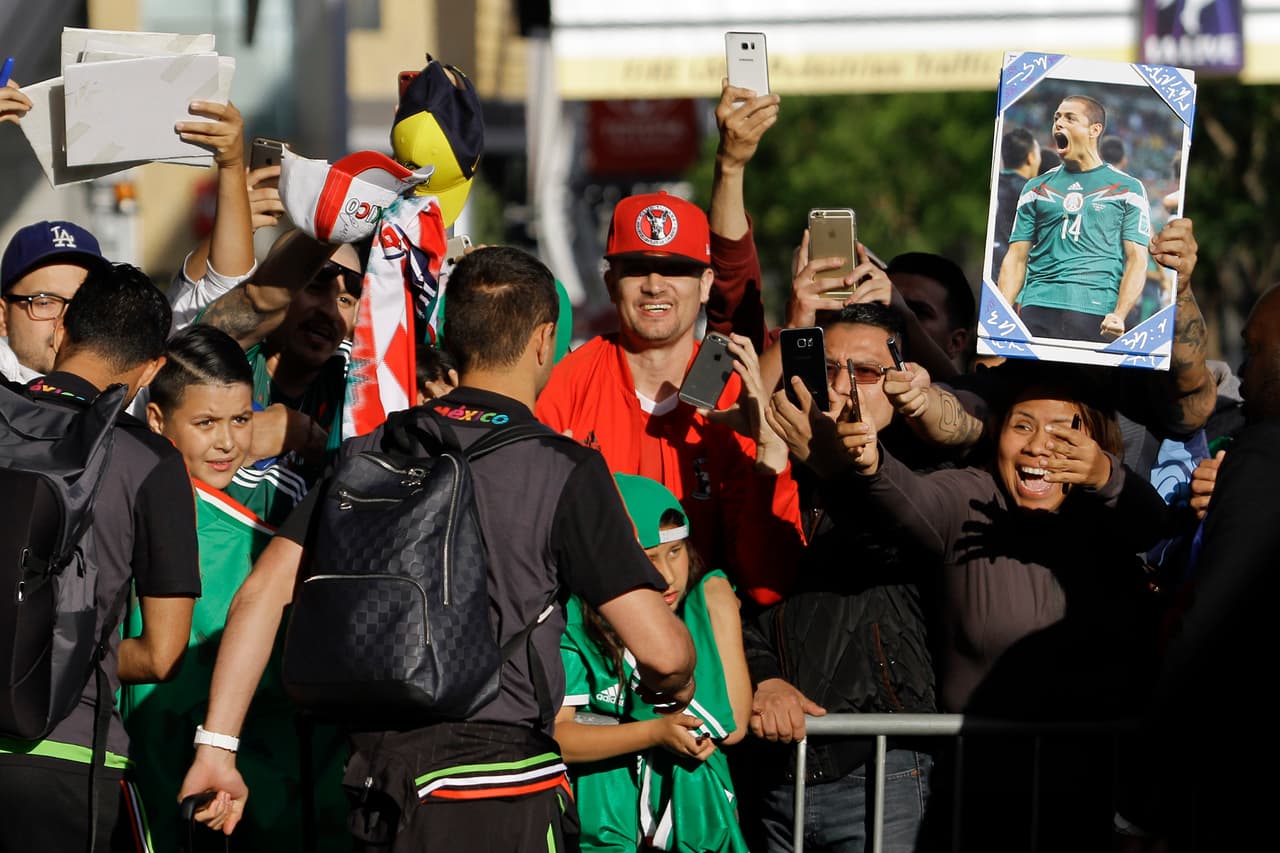 Con sombreros, maquillaje, máscaras y sobre todo, mucha actitud y mucha fiesta, la afición mexicana de Los Angeles apoyó de gran manera al TRI en su partido ante Croacia.