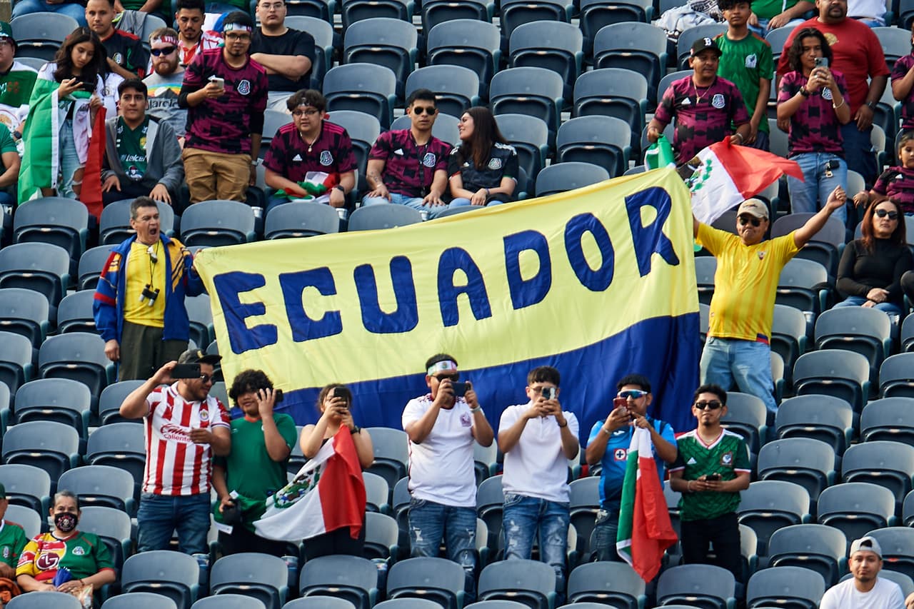 ¡Chicago se pintó tricolor! Miles de seguidores de la selección mexicana aparecieron en el Soldier Field para el duelo ante Ecuador y pese a la dura derrota ante Uruguay a media semana.