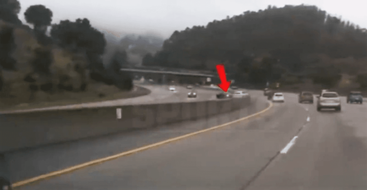 La lluvia fue la responsable del incidente, según fuentes policiales. Pese a lo aparatoso del accidente, Curry y el resto de los implicados salieron ilesos. Aquí se aprecia el auto negro de 'Steph'.