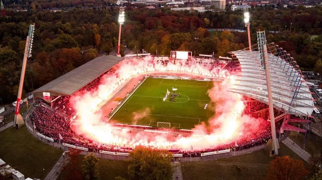 Los fanáticos del Karlsruher SC de la tercera división alemana llenaron de bengalas el Wildparkstadion en su último partido oficial.