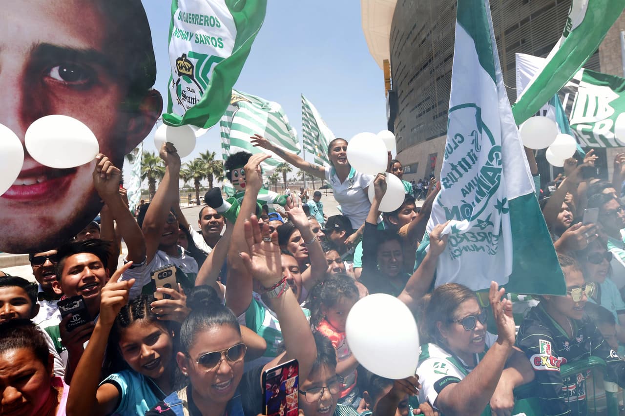 La fanaticada en Torreón llegó a la salida de los jugadores en su lugar de concentración.