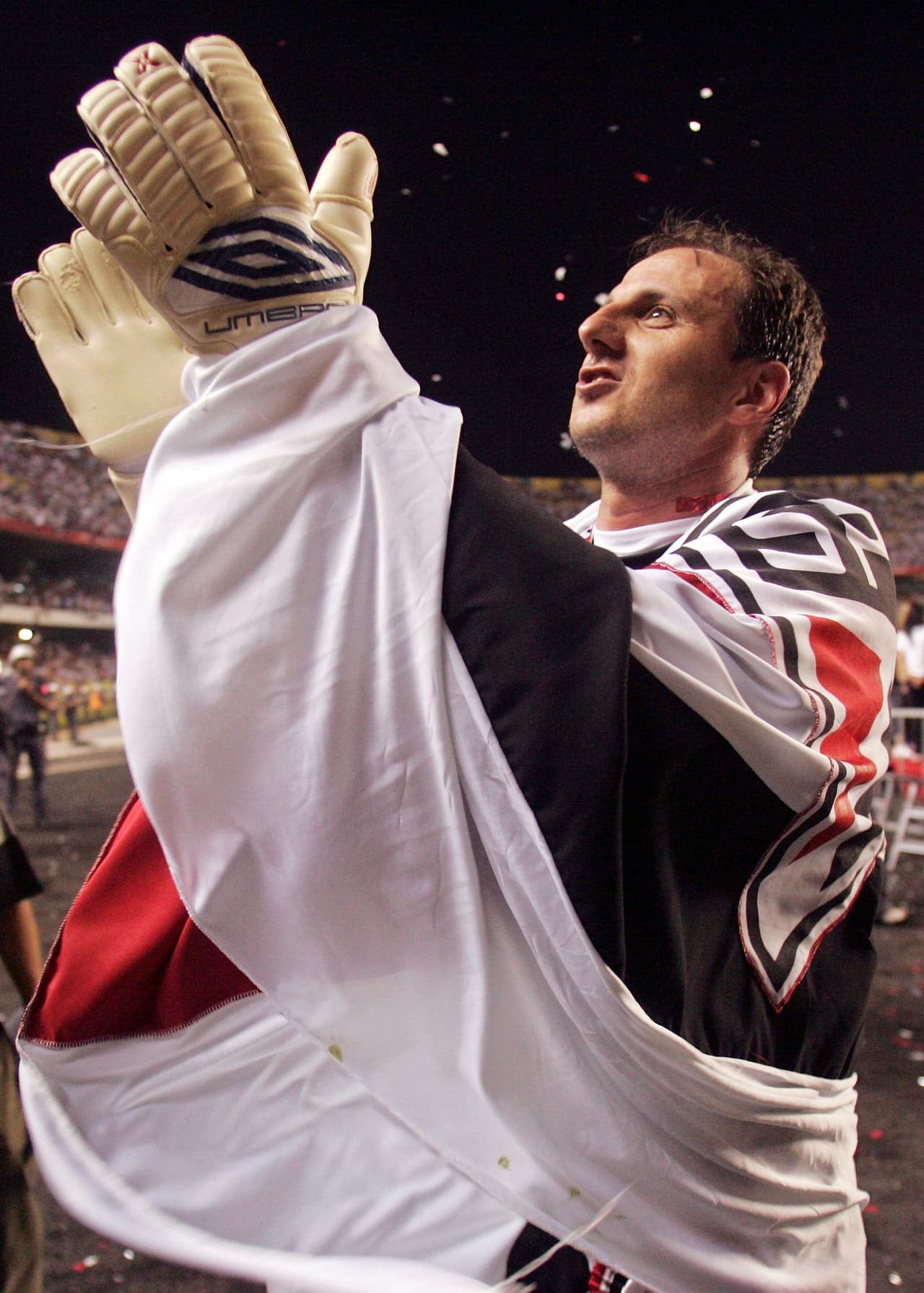 En su vitrina hay un Mundial con Brasil en 2002, tres Copas Libertadores y tres Mundiales de Clubes.