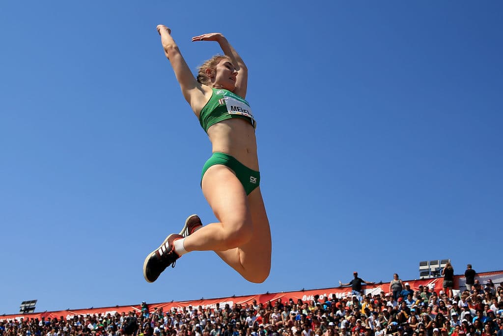 La irlandesa Sophie Meredith compite en el salto largo en la Villa Olímpica de Villa Soldati, Buenos Aires.