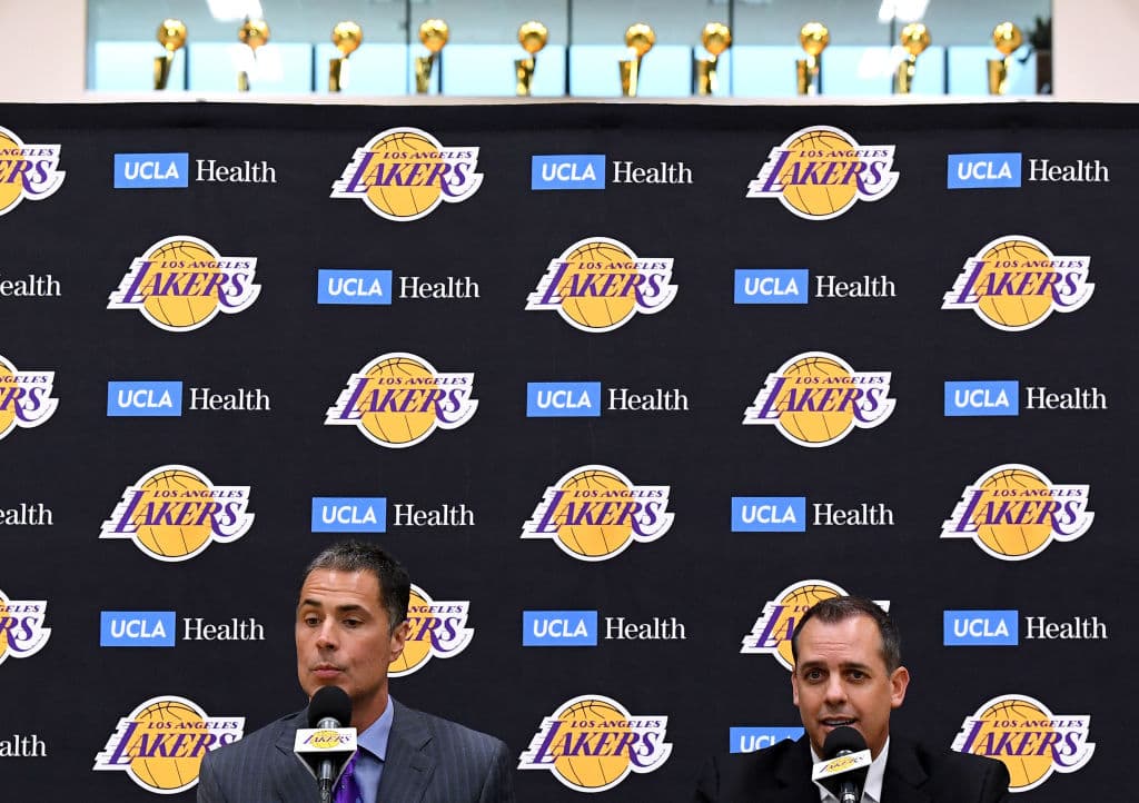 Pelinka dijo que ha hablado con Johnson varias veces desde que renunciara el pasado 9 de abril y añadió que los comentarios de Magic le sorprendieron. Pelinka agregó que la última ocasión que los dos habían conversado fue el pasado fin de semana.