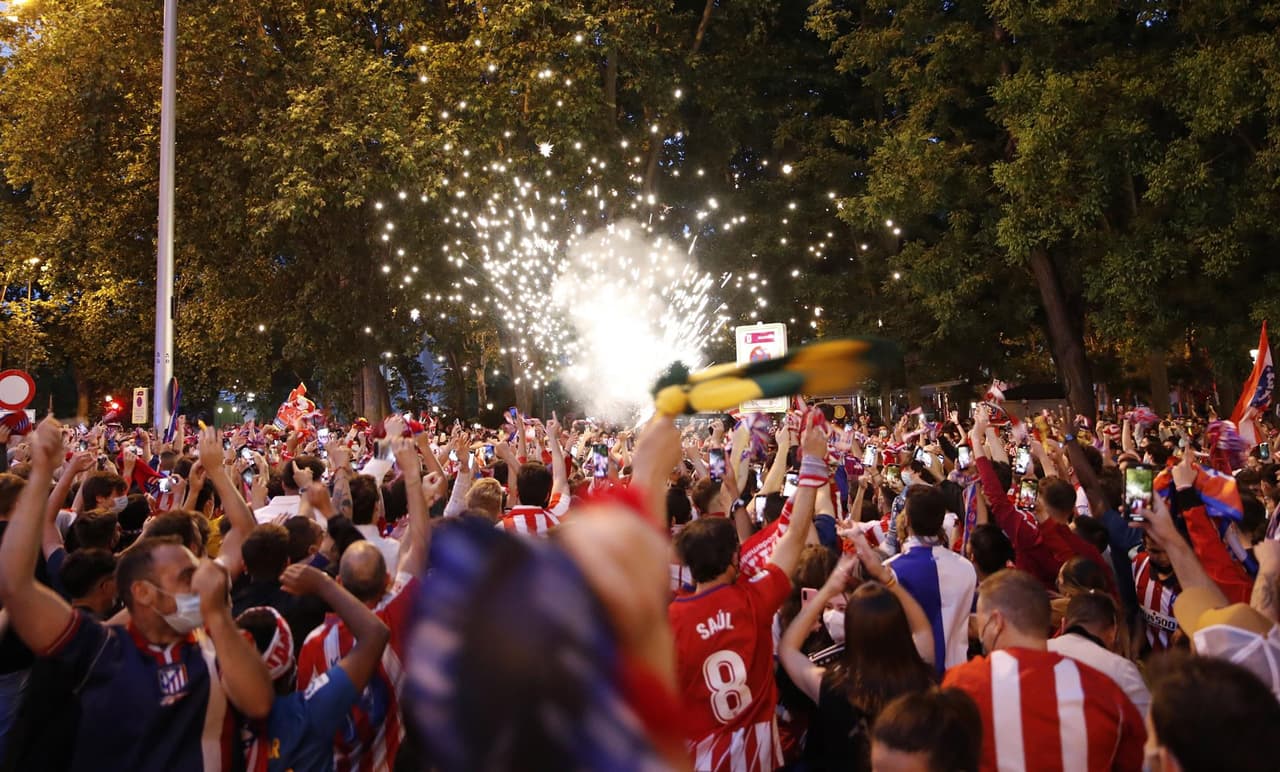 Centenares de aficionados del Atlético de Madrid se reunieron en la fuente de Neptuno para celeberar el título liguero conseguido por el club.