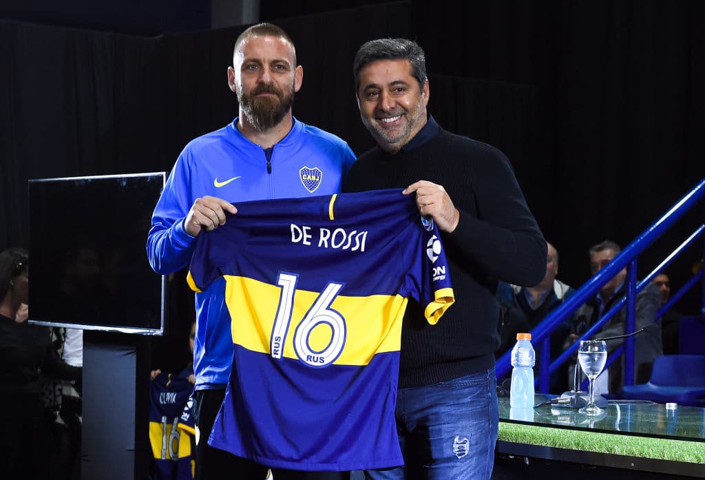 Angelici presentó a Daniele De Rossi como jugador de Boca Juniors hace apenas seis meses.