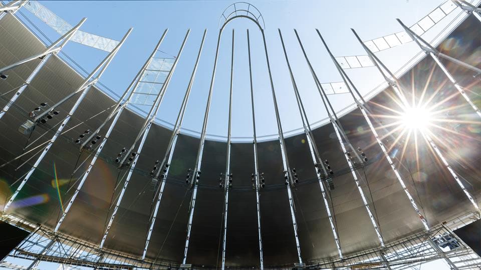 La inversión fue de 970 millones de dólares, cifra que lo convierte en el estadio más costoso del mundo.