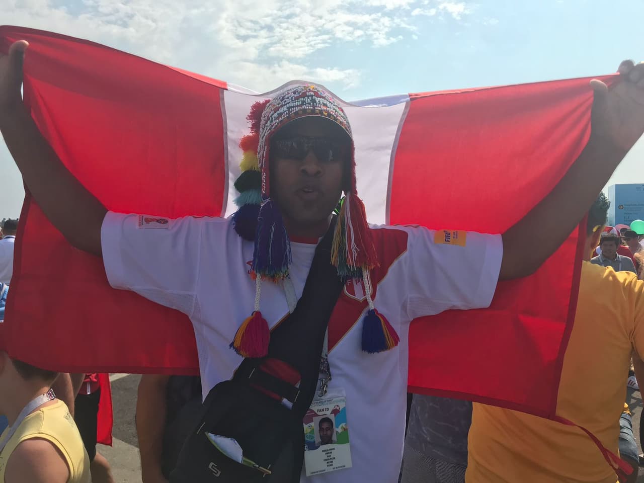 Los hinchas peruanos y australianos viven con emociones distintas su último duelo por el grupo C del Mundial, unos con la nostalgia de la despedida y los otros con la ilusión de aún llegar a octavos.