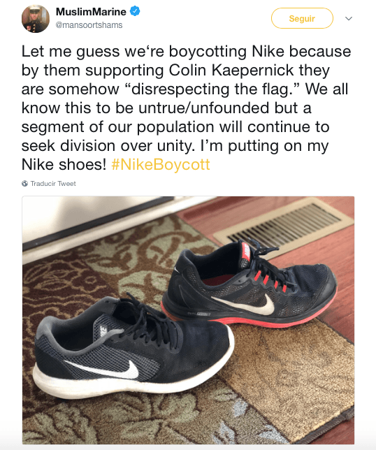 "Déjenme adivinar, estamos boicoteando a Nike porque al ellos apoyar a Colin Kaepernick están, de alguna manera, 'faltándole el respeto la bandera'. Todos sabemos que esto es falso e infundado, pero un sector de nuestra población continuará buscando la división sobre la unidad. Hoy me pongo mis zapatos Nike"