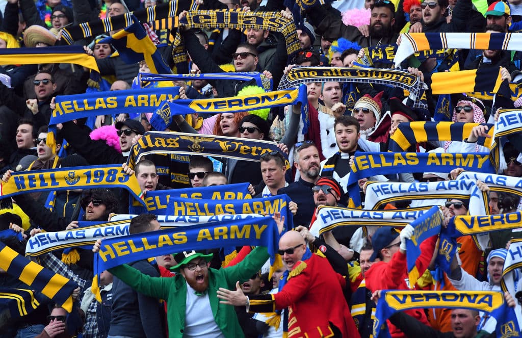 Pero los del Hellas Verona se roban los reflectores con disfraces, pancartas, y mucho color en la grada.