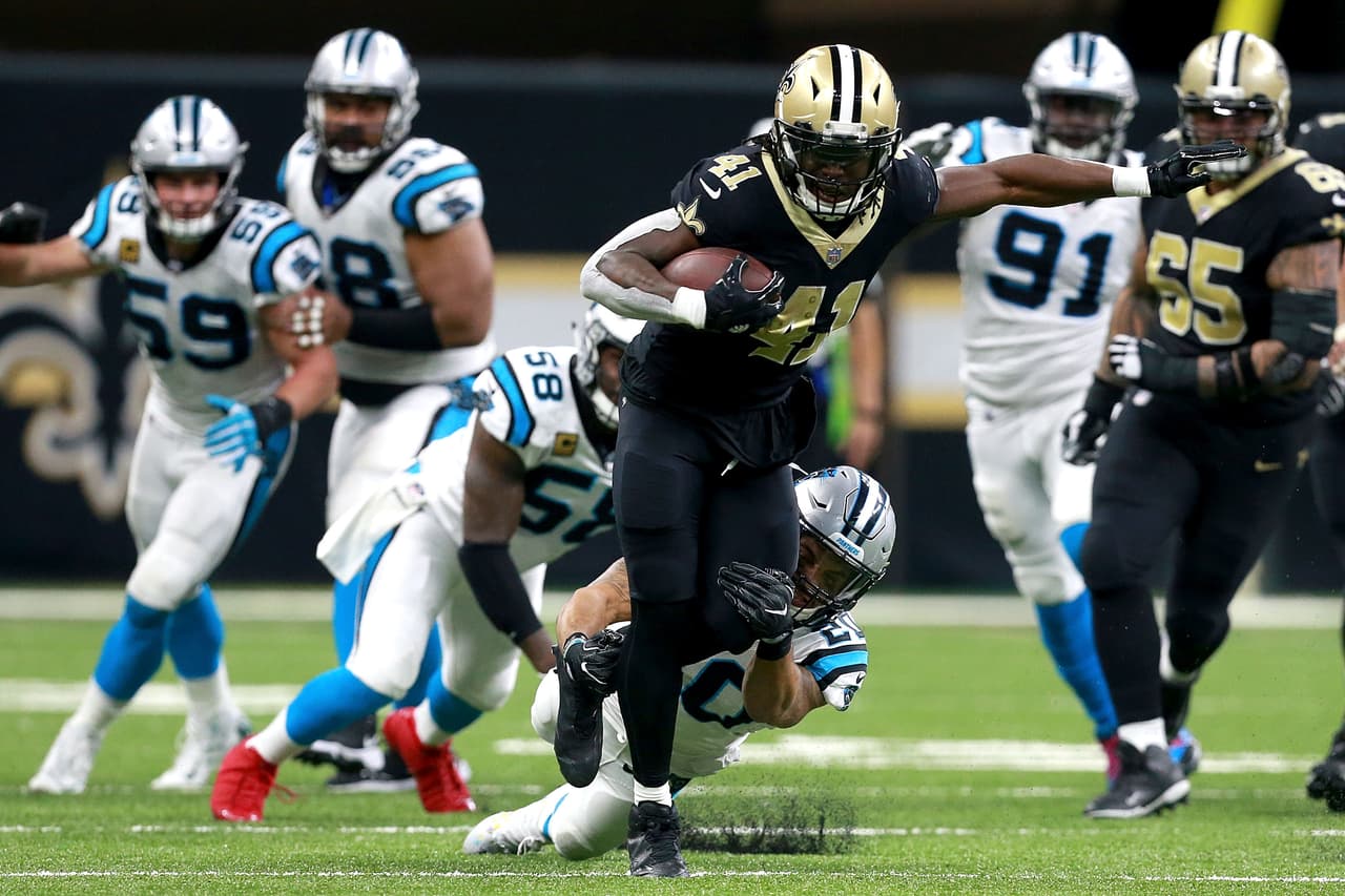 Alvin Kamara sigue teniendo una gran temporada. Tuvo 9 acarreos para 60 yardas terrestres y 2 anotaciones además de sumar 66 yardas por la vía aérea.