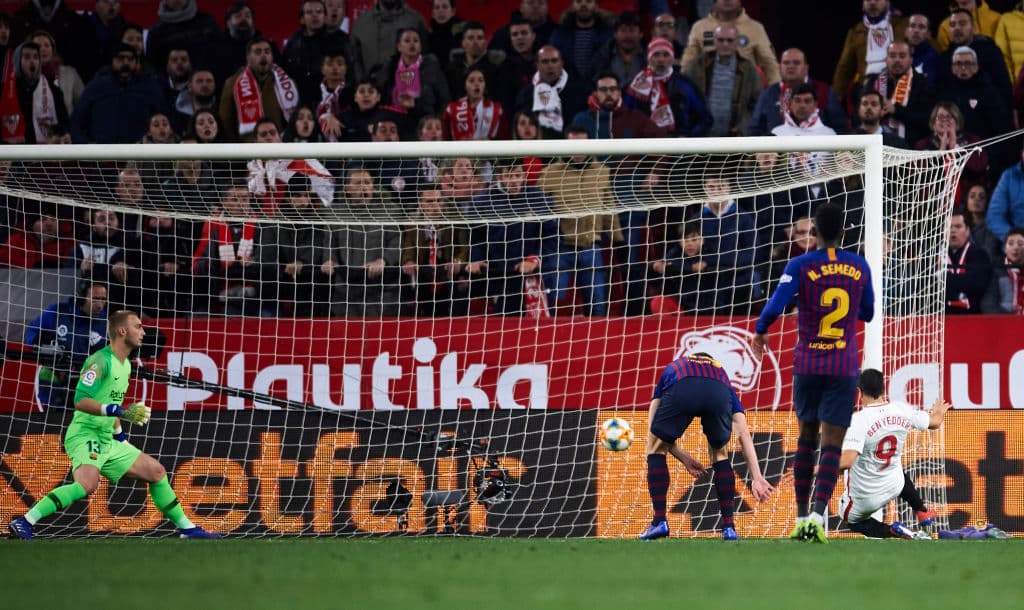 Y cuando más amenazaba el Barcelona, llegó el 2-0 de esta manera, con una barrida oportuna y precisa de Wissam Ben Yedder, el francés número 9 del Sevilla.