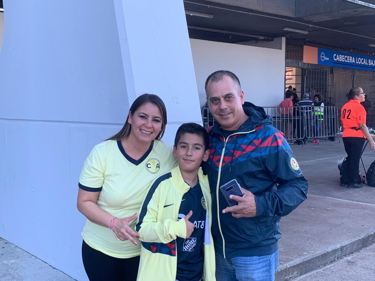 Una gran cantidad de aficionados azulcremas llegan a la Corregidora para el juego entre Querétaro y América.