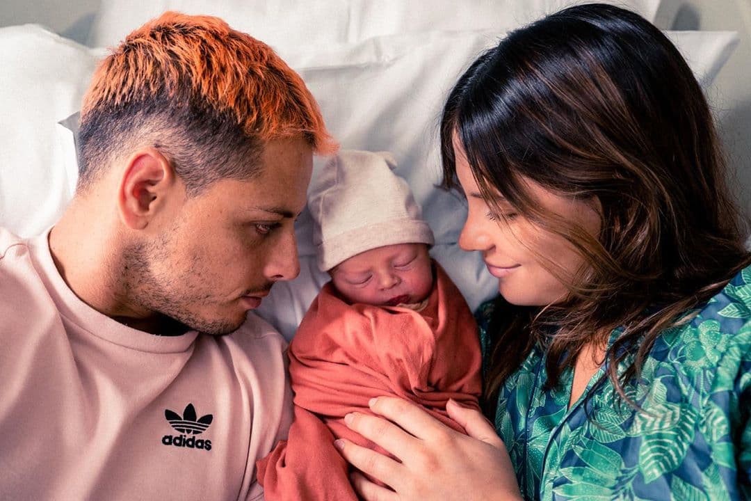 Pero la noticia más esperada y alegre llegó el 16 de junio; el nacimiento de
<b>Noah</b> convirtió a
<b>Chicharito y Sarah</b> en papás.