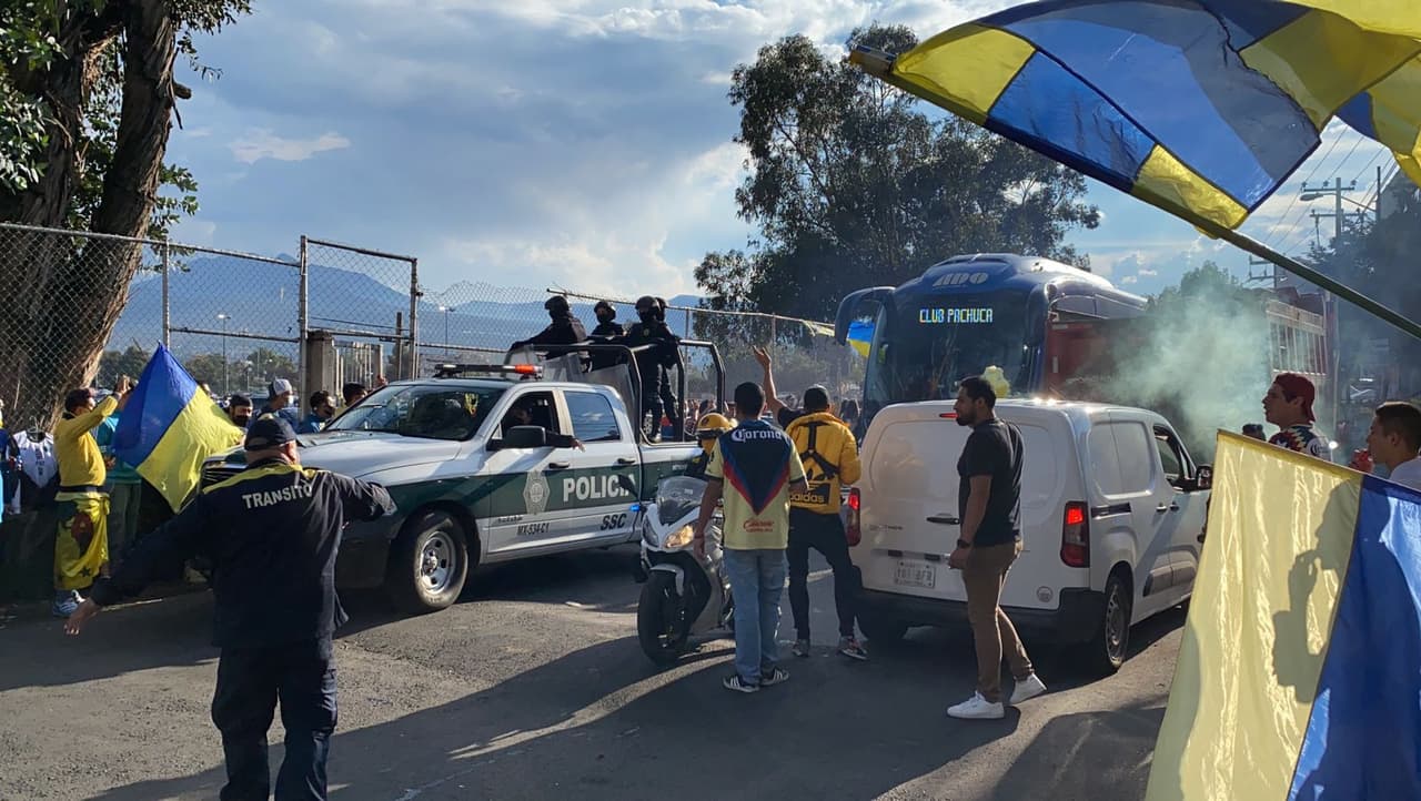 Cientos de aficionados azulcremas se dieron cita en el coloso de Santa Úrsula para recibir y apoyar a su equipo en busca de la remontada ante Pachuca.