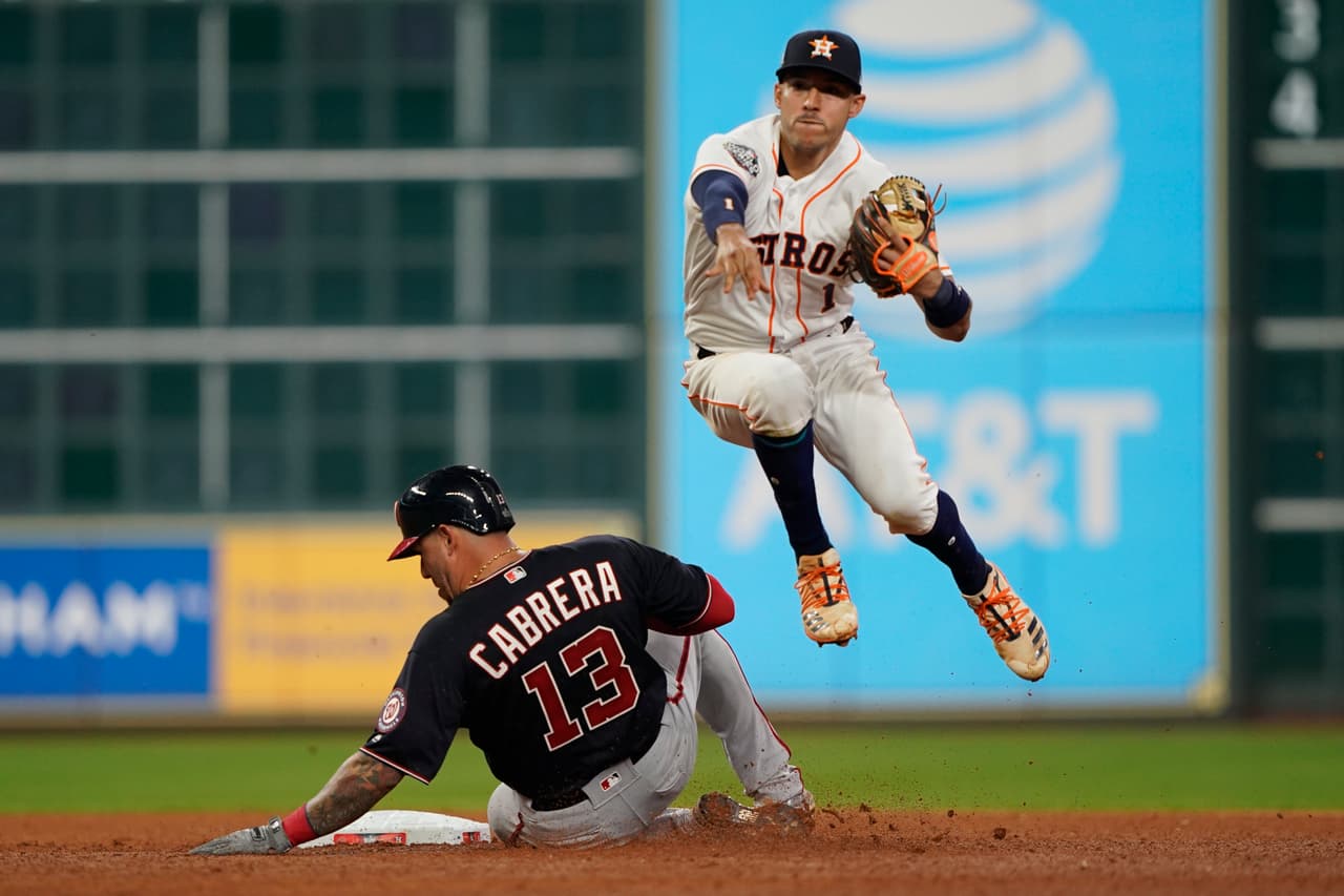 Los Houston Astros caen en el primer juego de la Serie Mundial 5-4 en el Minute Maid Park.