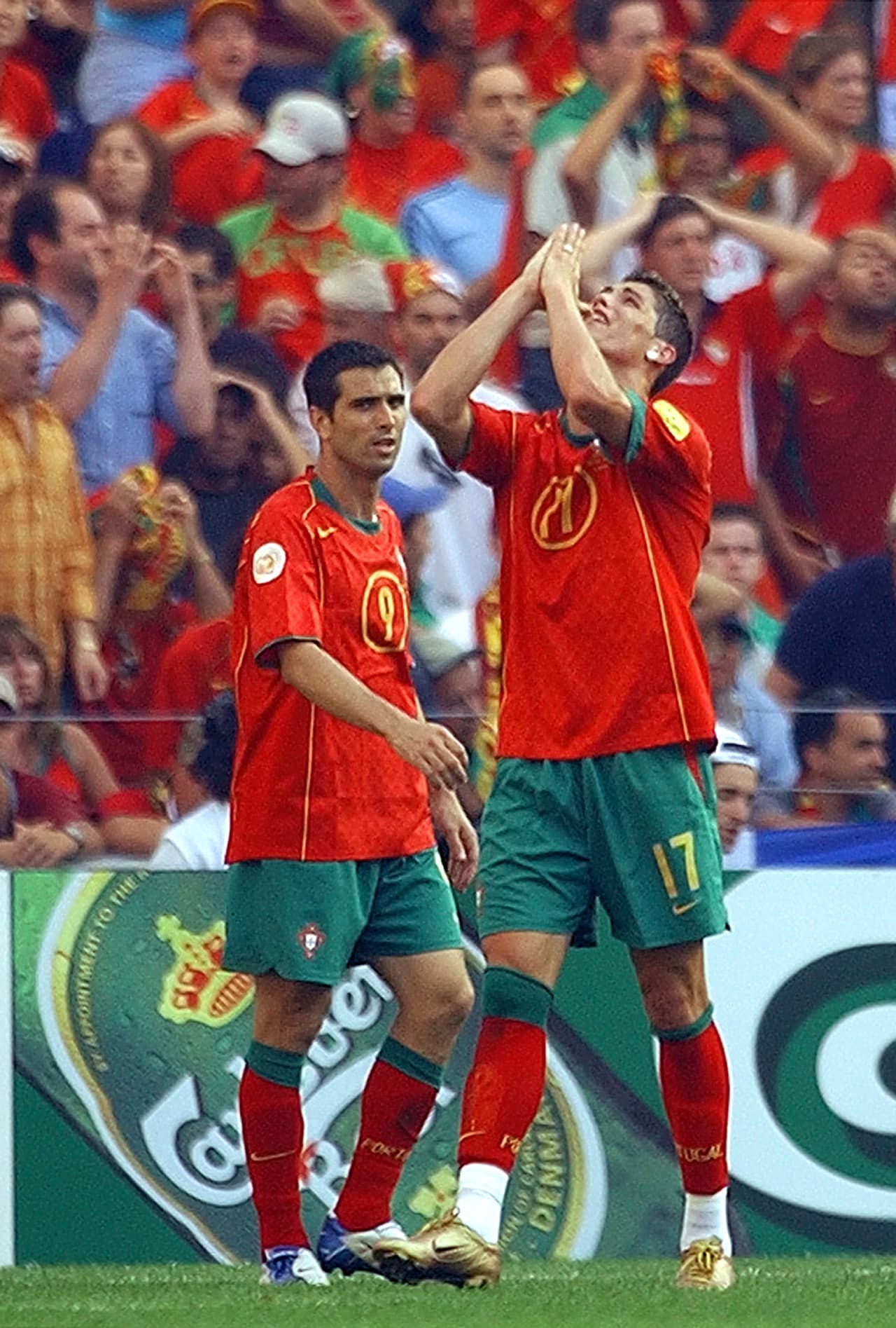 Cristiano Ronaldo anotó su primer gol con Portugal en la Euro 2004, el 12 de junio de ese año en la derrota en Fase de Grupos 2-1 contra Grecia.