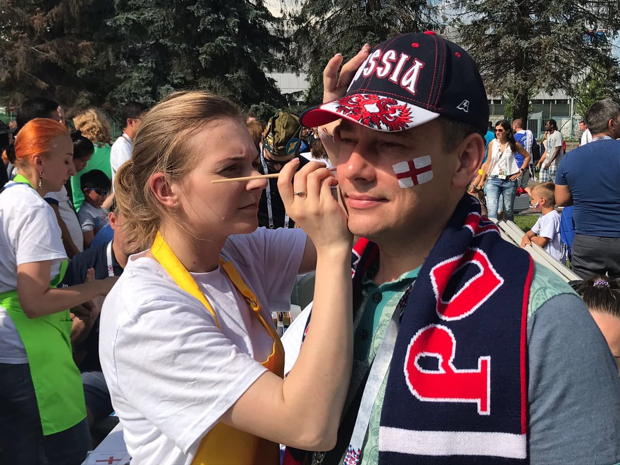 Fanático inglés pone su colorido y alegría en la definición del tercer lugar del Mundial de Rusia 2018 entre Bélgica e Inglaterra en San Petersburgo.