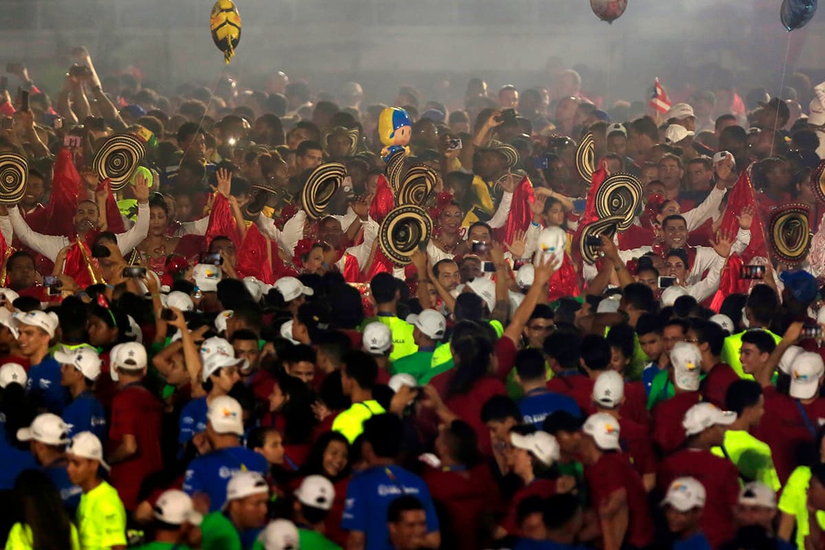 Los bailarines en la cancha del Estadio Metropolitano Roberto Meléndez.