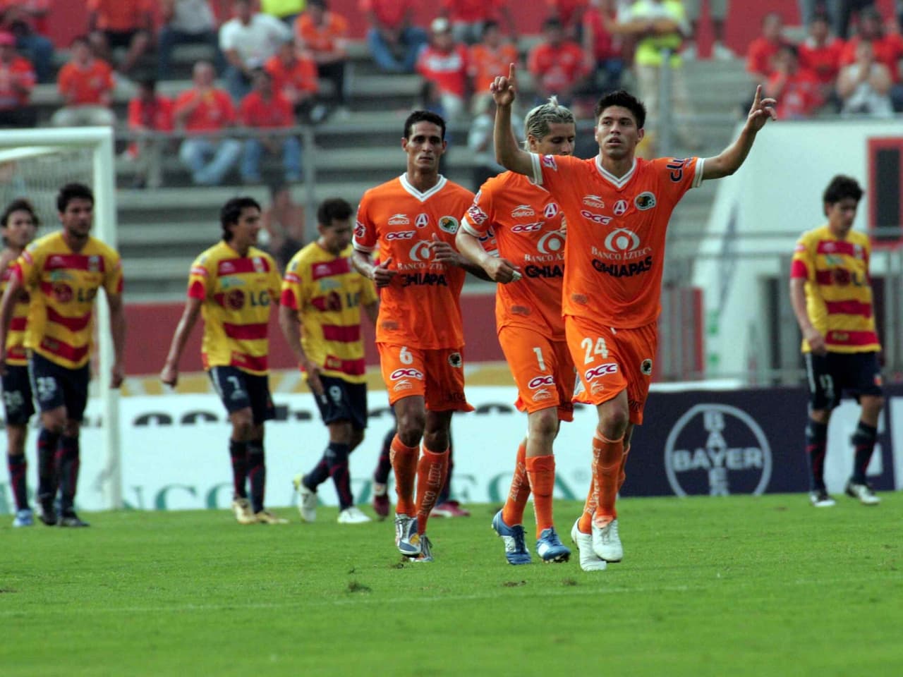 De los Rayados saltó a las Chivas, pero no contó con la regularidad necesaria. Su siguiente equipo fue el Santos Laguna y tras tres temporadas partió a Chiapas, donde se reencontró con su mejor nivel: 12 goles en 35 juegos.