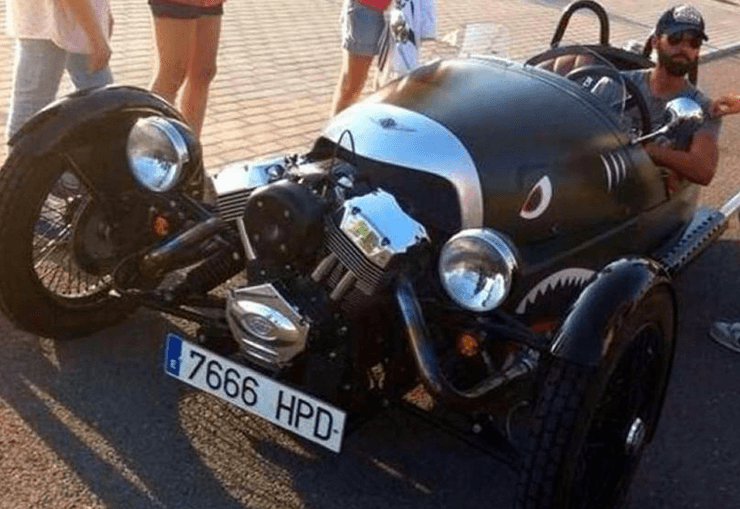 El español Álvaro Arbeloa fue otro que decidió darle 'personalidad' desde la pintura a su Morgan 3 Wheeler, que tiene ojos y boca.