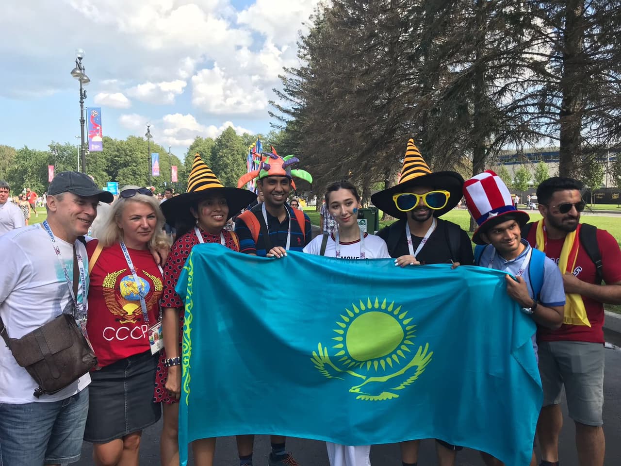 Fanáticos con la bandera de Kazajistán ponen su colorido y alegría en la definición del tercer lugar del Mundial de Rusia 2018 entre Bélgica e Inglaterra en San Petersburgo.