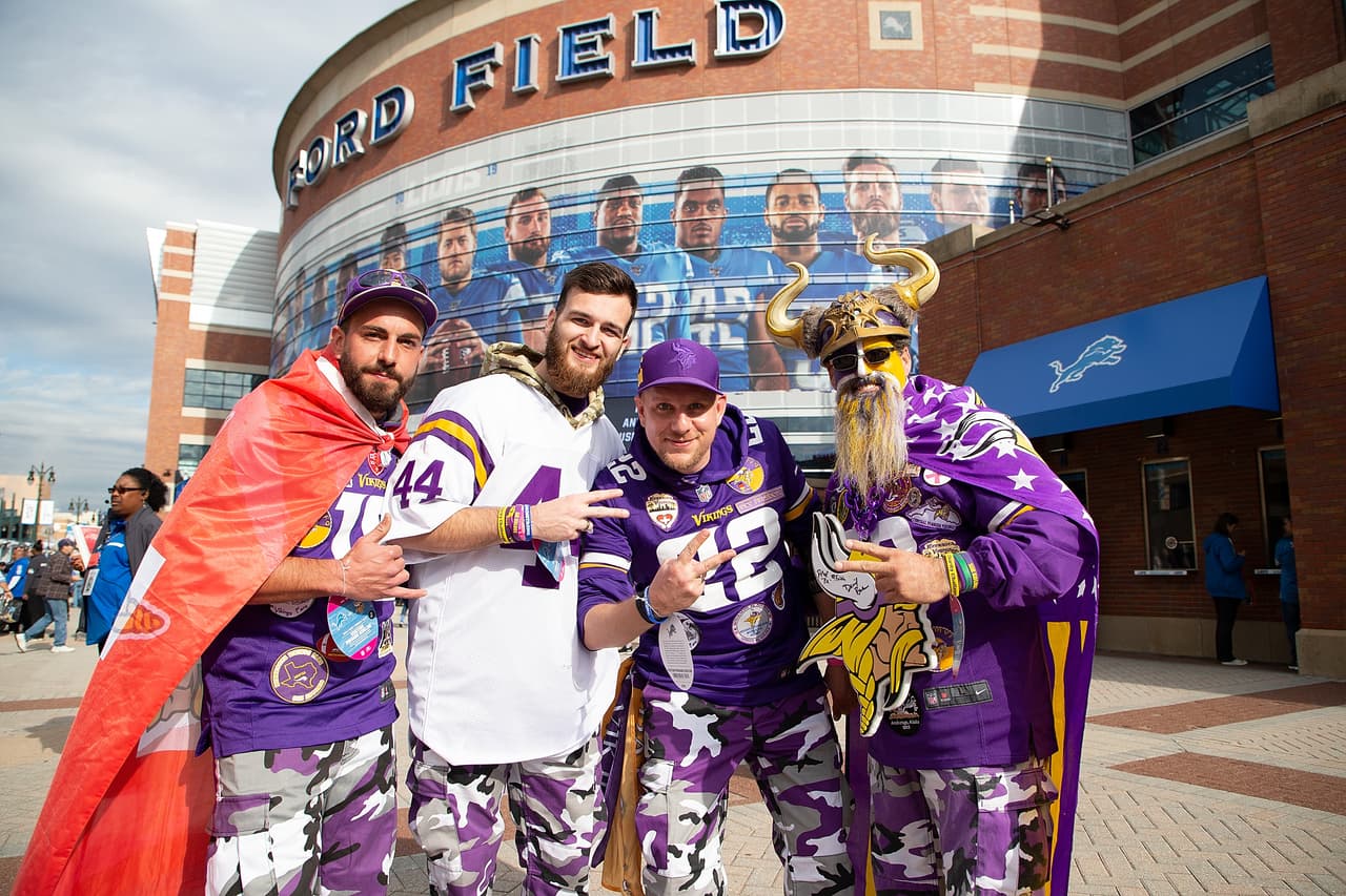 Kirk Cousins lanza 337 yardas y cuatro pases para tochdown. Los Vikings ganan 42-30 a los Detroit Lions.