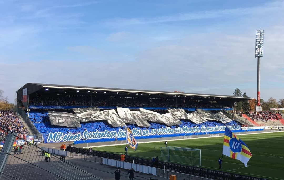 Los fanáticos desplegaron una pancarta con imagenes históricas del Karlsruher, club que participó tres veces en la Copa UEFA en la década de 1990.