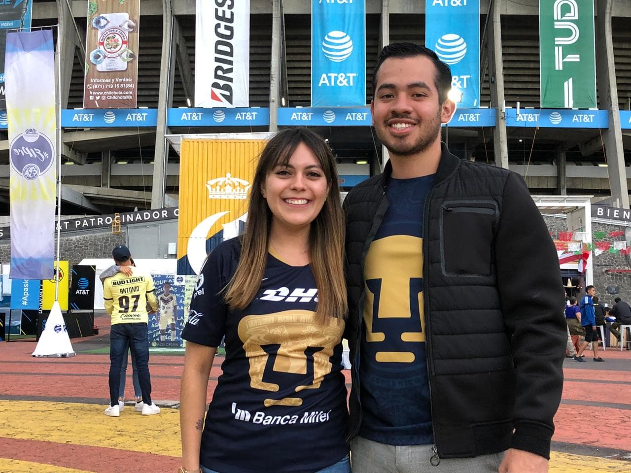Así se vive la fiesta del fútbol con el encuentro entre azulcremas y auriazules.