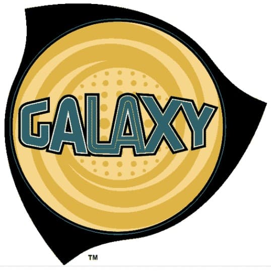 LA Galaxy. Este fue el primer logo del Club. Su primer cambio llegó en 2002.