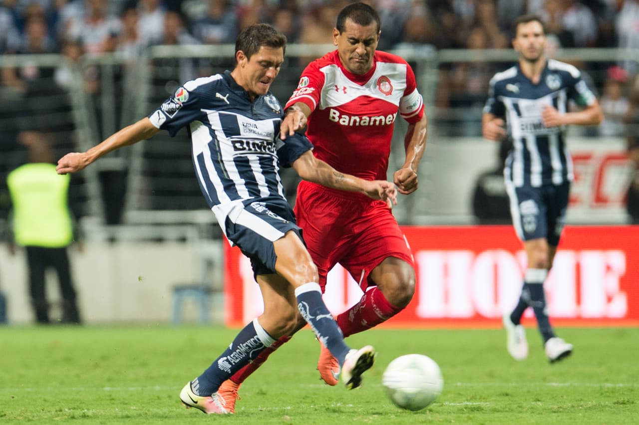 Action photo during the match Monterrey vs Toluca, Corresponding 17st Round of the Clausura 2016 tournament League BBVA Bancomer MX at BBVA Bancomer stadium. Foto de accion durante el partido Monterrey vs Toluca, correspondiente Jornada 17 del torneo Clausura 2016 de la Liga BBVA Bancomer MX, en el estadio BBVA Bancomer, en la foto: (i-d) Neri Cardozo de Monterrey y Paulo Cesar Da Silva de Toluca 07/05/2016/MEXSPORT/Jorge Martinez.
