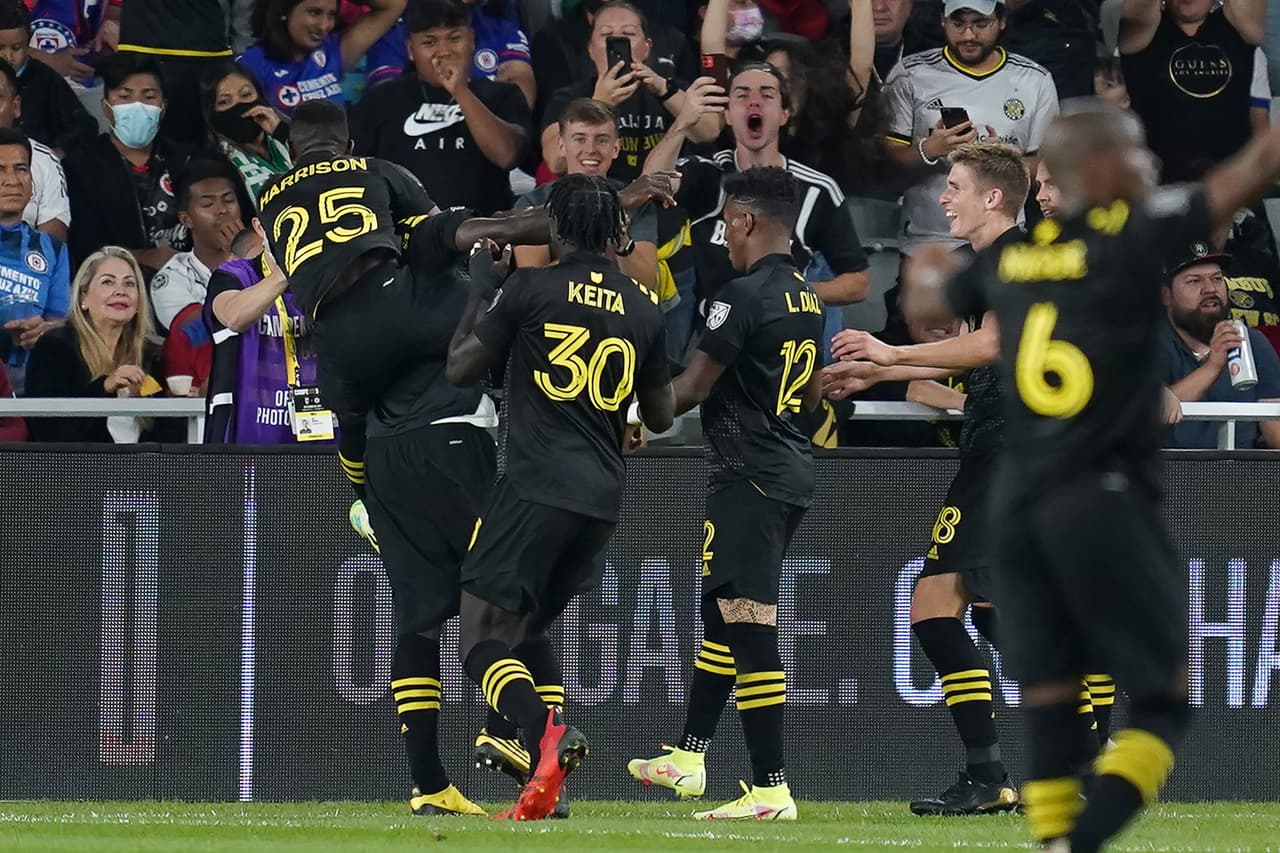 Los estadounidenses le ganan una nueva batalla a los mexicanos y con un marcador de 2-0 a favor Columbus Crew vence a Cruz Azul y se coronan dentro de la Campeones Cup.