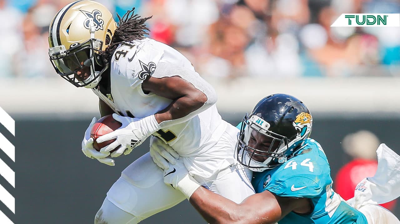 Alvin Kamara #41 de los New Orleans Saints es tackleado por Myles Jack, #44 de los Jacksonville Jaguars durante la primera mitad de su encuentro de la semana 6 en la NFL.