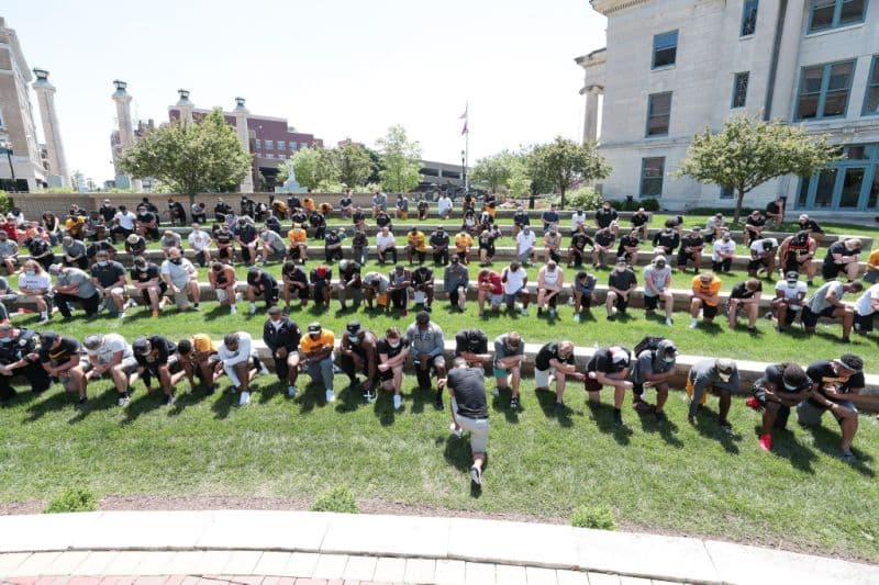 Atletas colegiales de Missouri realizan protesta masiva en honor a George Floyd