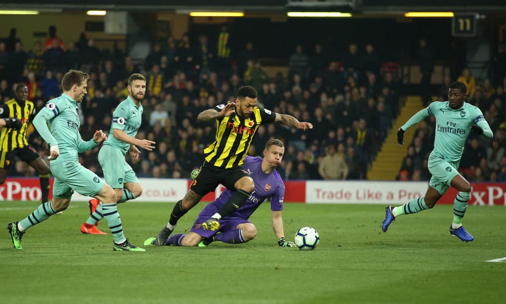 Andre Gray tuvo todo para generar el gol del empate, con esta jugada de inminente peligro para e el portero del Arsenal Bernd Leno.